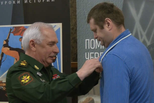 Замминистра обороны Виктор Горемыкин в преддверие Нового года вручил награды участникам СВО