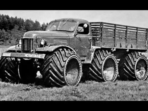 Опытный бортовой 2,5-тонный грузовик ЗИЛ-157Р (6x6) на арочных шинах. 1957 год.jpg