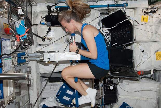 Астронавт NASA Карен Найберг взвешивается на приборе SLAMMD / © NASA
