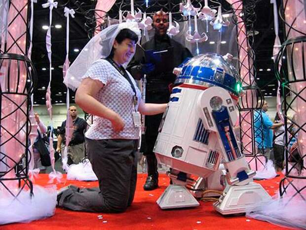 Бонни Бартон и её жених — астродройд R2D2 