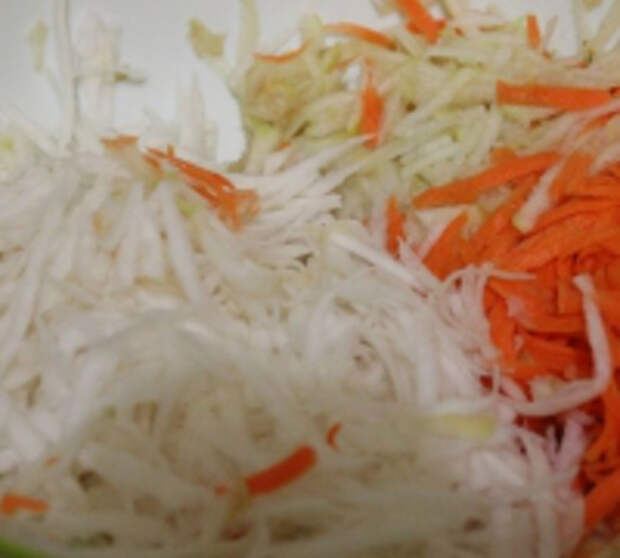 Витаминный салат из репы, моркови и яблока