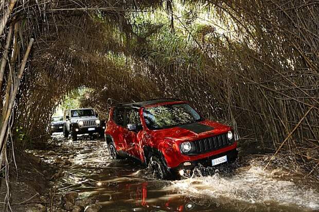 Renegade в исполнении Trailhawk способен преодолевать полуметровые броды. Правда, Wrangler готов штурмовать водные преграды глубиной до 76 см