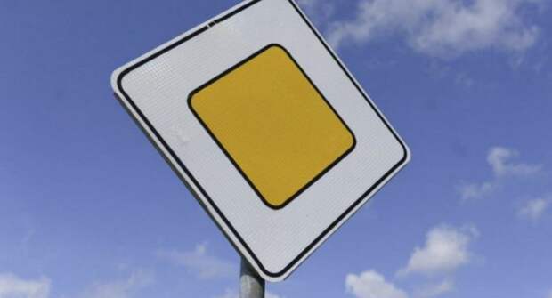 Включать поворотники или нет на главной дороге?