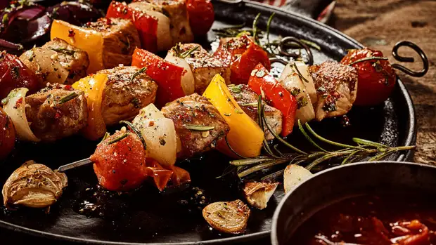 Стоимость базового набора для шашлыка в 2022 году составила 2000 рублей