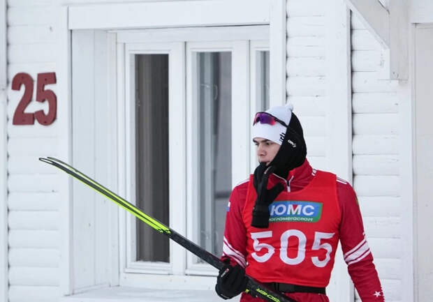 Российский лыжник Денисов получил нейтральный статус от FIS