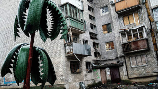 Поврежденный жилой дом в Донецке. Архивное фото