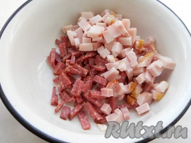 Колбасу и сало порезать небольшими кубиками.