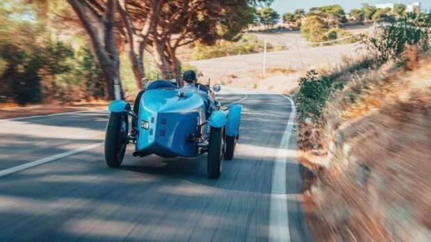 Историческая встреча Bugatti Divo и его старшего брата Type