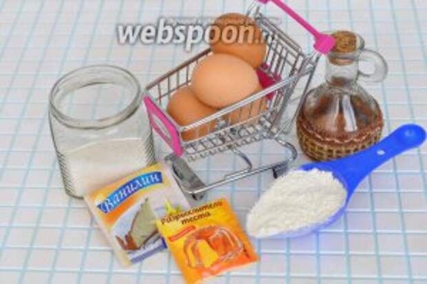 Для приготовления бисквита приготовим яйца, сахар, масло растительное, крутой кипяток, разрыхлитель и ванилин.
