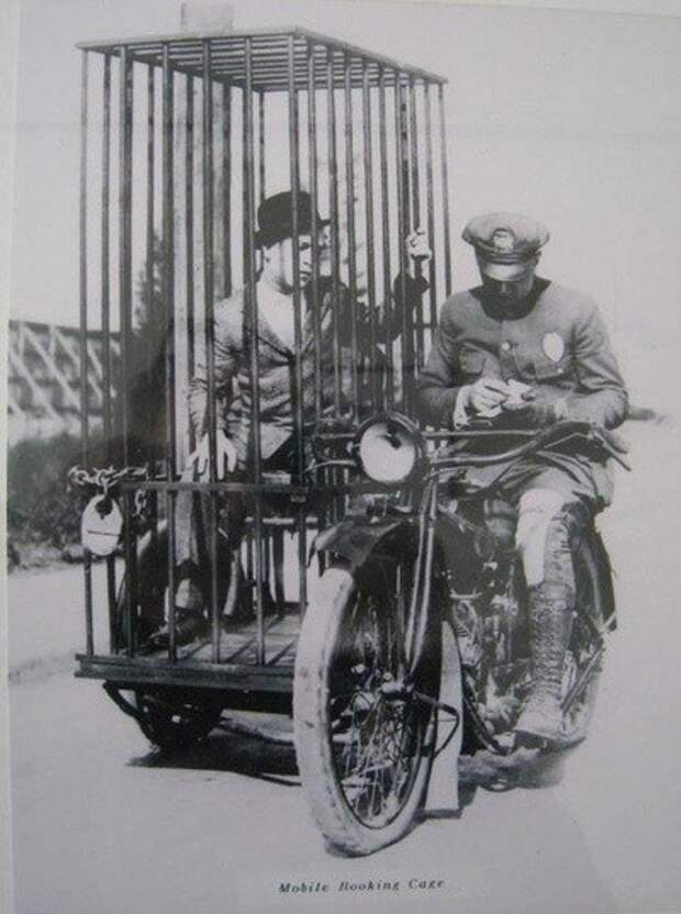 Полицейский на мотоцикле с вмонтированной клеткой, 1921 год