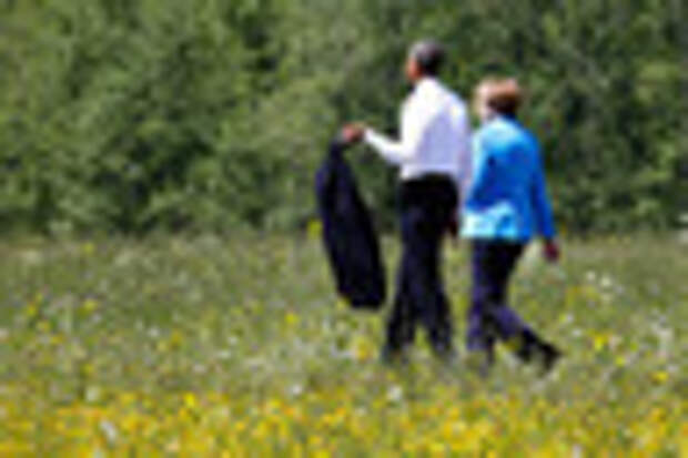 German Chancellor Angela Merkel, right, walks with U.S. President Barack Obama after a group photo at the G-7 summit at Schloss Elmau hotel near Garmisch-Partenkirchen, southern Germany, Sunday, June 7, 2015. The two-day summit will address such issues as climate change, poverty and the situation in Ukraine. (AP Photo/Markus Schreiber)