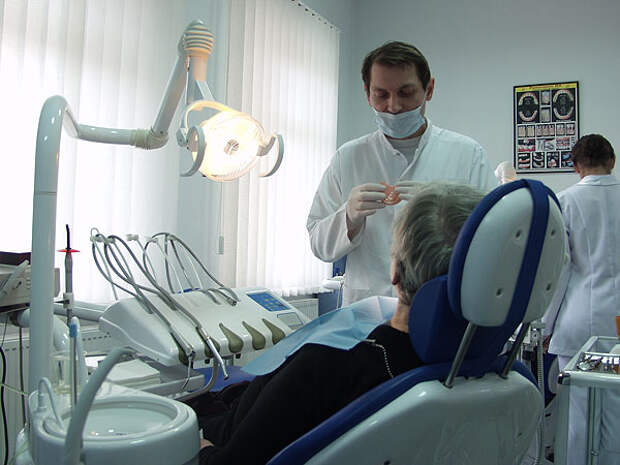 Железнодорожная стоматология врачи. Стоматолог. У стоматолога в поликлинике. Кабинет врача стоматолога. Зубная поликлиника.