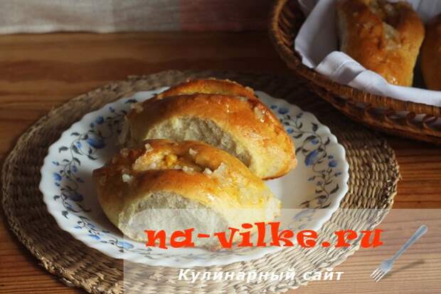 Пирожки с горохом и чесночной заправкой