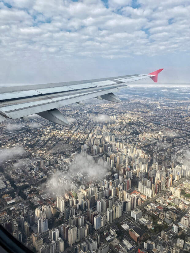 В городах Бразилии — очень много небоскребов, по крайне мере с воздуха это очень развитая страна.