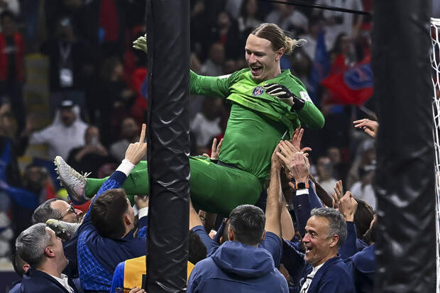 Разминочную футболку вратаря "ПСЖ" Сафонова продали на аукционе за €2650