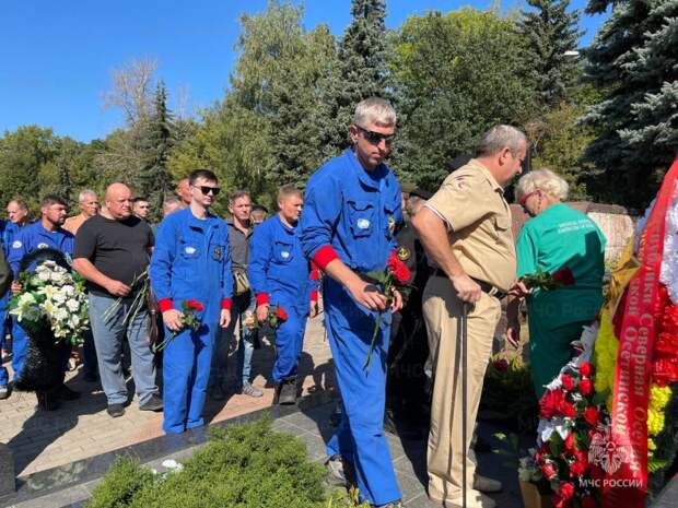 В МЧС России почтили память погибших в Беслане спасателей «Центроспаса»