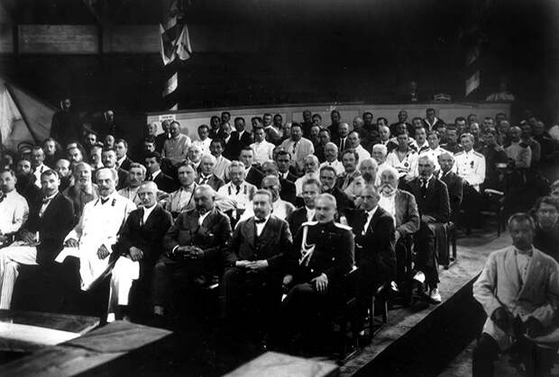 В зале заседаний Приамурского Земского собора. Владивосток, 1922 год