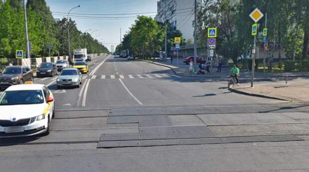 Дорожное покрытие уложили на трамвайных путях на улице Героев Панфиловцев