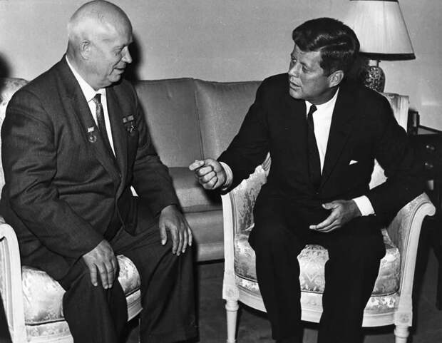Лидеры СССР и США Хрущев и Кеннеди