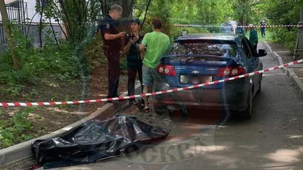 Автомобилист задним ходом насмерть задавил дедушку в московском дворе