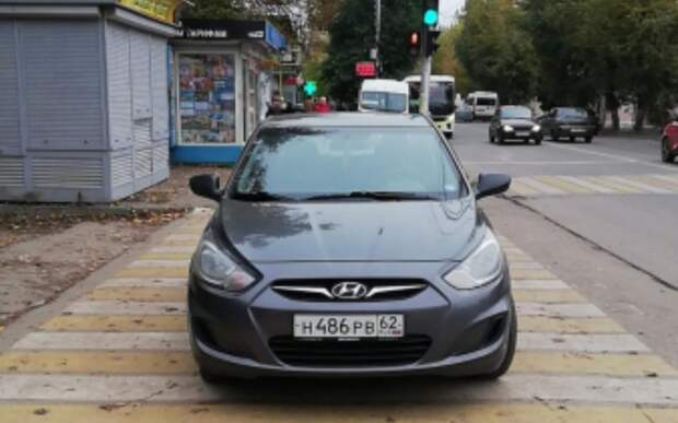 За парковку на пешеходном переходе в Рязани за два часа оштрафовали двух водителей