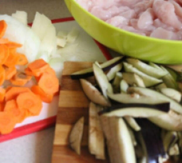 Куриное филе с баклажанами в сметане