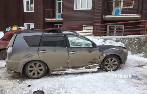 Упавшая с крыши глыба льда раздавила внедорожник стоимостью более 1 миллиона