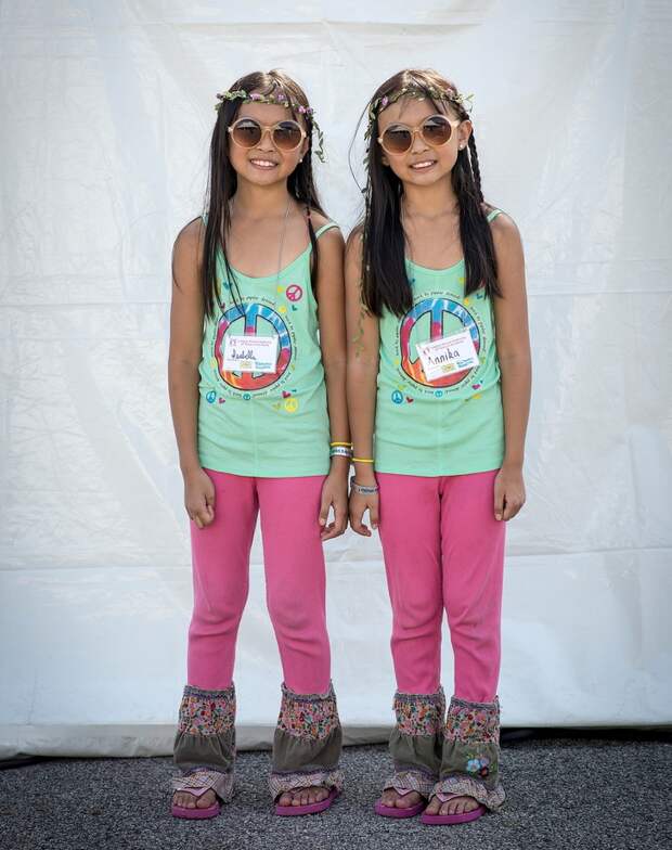 Двоится в глазах. В Твинсбурге состоялся фестиваль близнецов. Фото №11