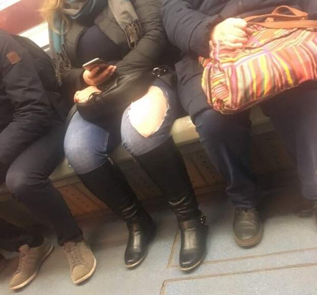 девушка с порванной штаниной