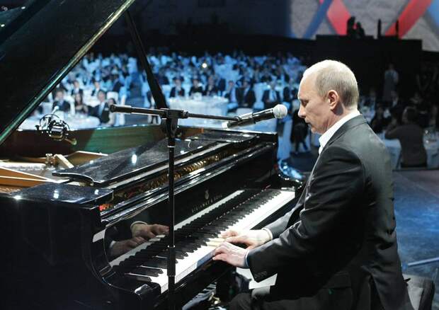 Во время благотворительного концерта в Ледовом дворце в Санкт-Петербурге, 10 декабря 2010 года Алексей Никольский/пресс-служба премьер-министра РФ/ТАСС