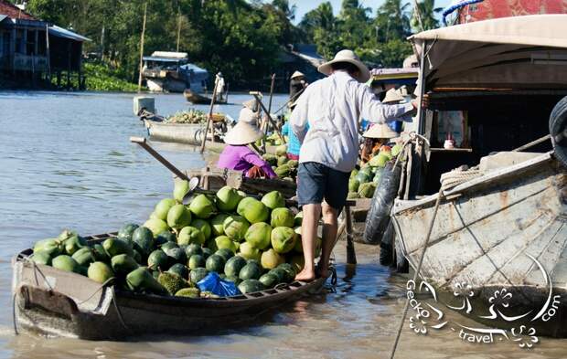 http://gecko-travel.com/wp-content/gallery/mekong-delta/vietnam-can-tho-sells-coconuts.jpg