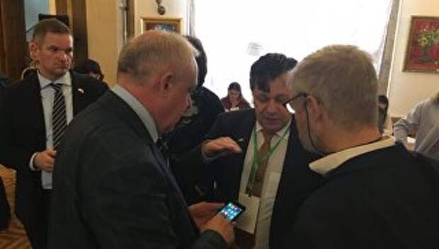 Представители ФРГ и Норвегии наблюдают за голосованием на участке № 99 в Севастополе, Крым. 18 марта 2018