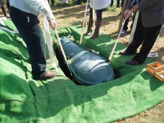 Мужчина потребовал, чтобы жена похоронила его со всеми деньгами деньги, похороны