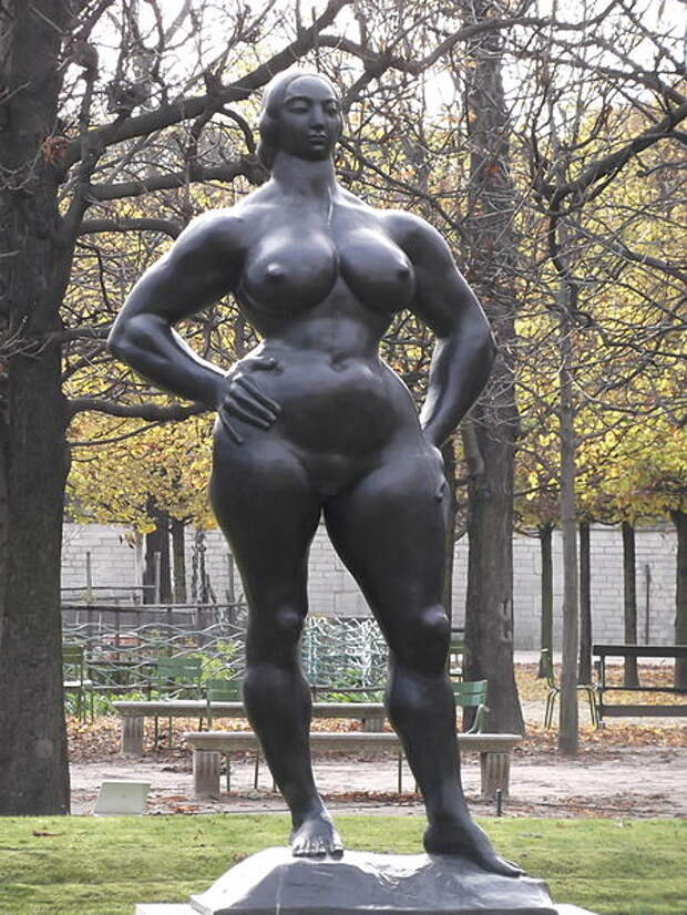 Standing_Woman_in_the_Jardin_des_Tuileries_02.jpg