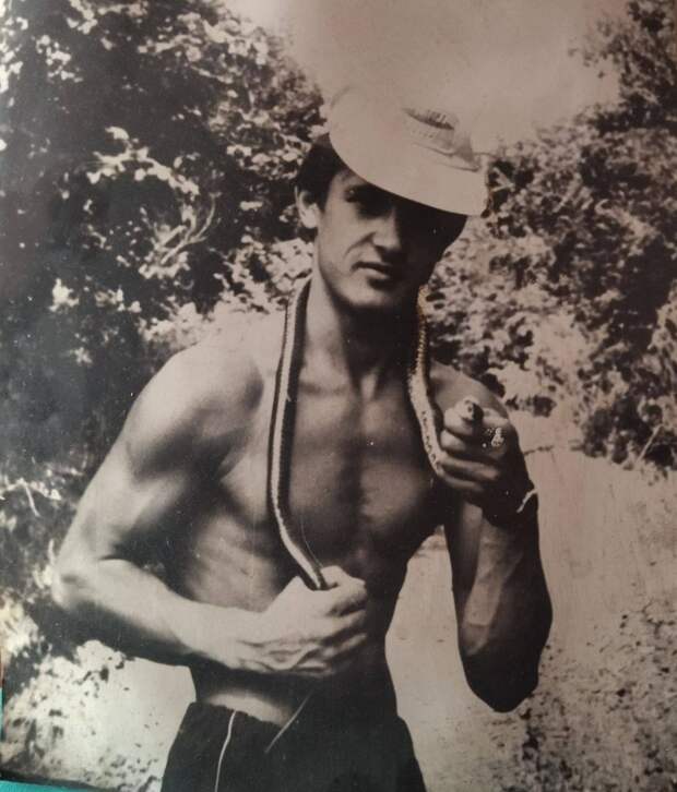 1990 год, пионерлагерь «Солнечный» от завода «Каустик» в Башкирии. Я – вожатый, на шее – пойманный уж. Прислал «Евгений»..jpg