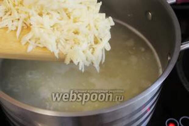 Сливочный сыр опустить в суп, при помешивании растворить его.