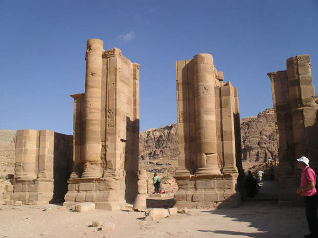 Развалины колоннады / Фото из Иордании