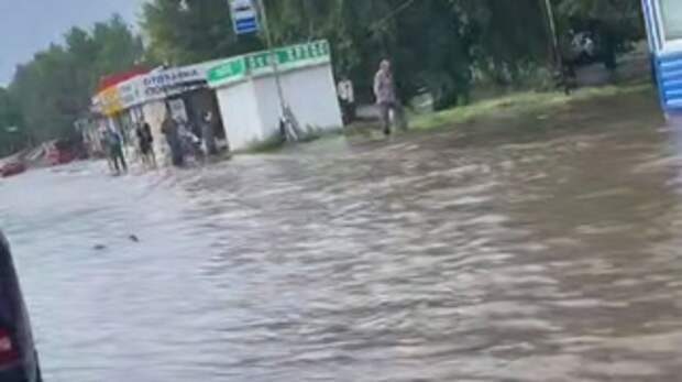 Лужи на дороге в Барнауле / Фото: кадо из видео