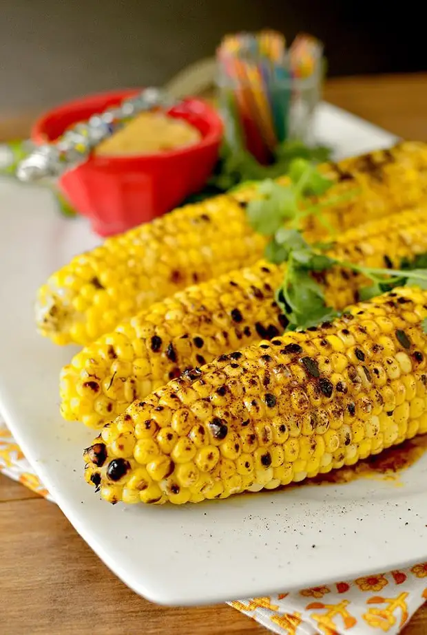 Кукуруза початок на гриле. Кукуруза Sweet Corn готовка. Кукуруза вареная на гриле. Кукуруза на мангале в початках.