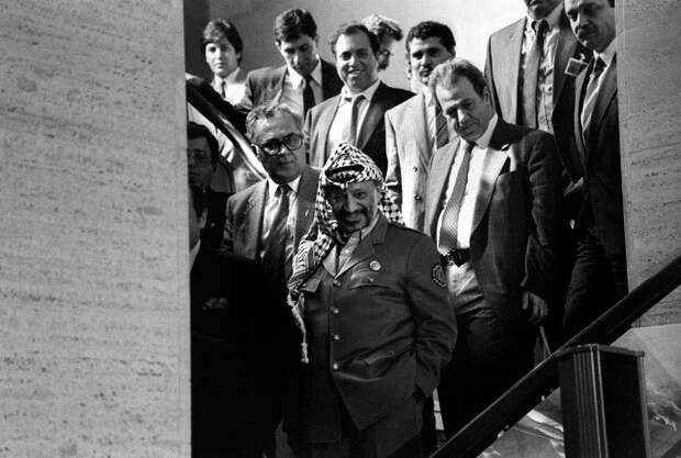 13 ноября 1974 г. палестинский лидер Ясир Арафат впервые выступил на Генеральной ассамблее ООН, в частности, заявил, обращаясь к Израилю: "Я пришел к вам с оливковой ветвью в одной руке и оружием борца за свободу в другой. Не дайте оливковой ветви выпасть из моей руки". В 1988 г. опять же с трибуны ООН он признал возможность мирного сосуществования палестинцев и израильтян