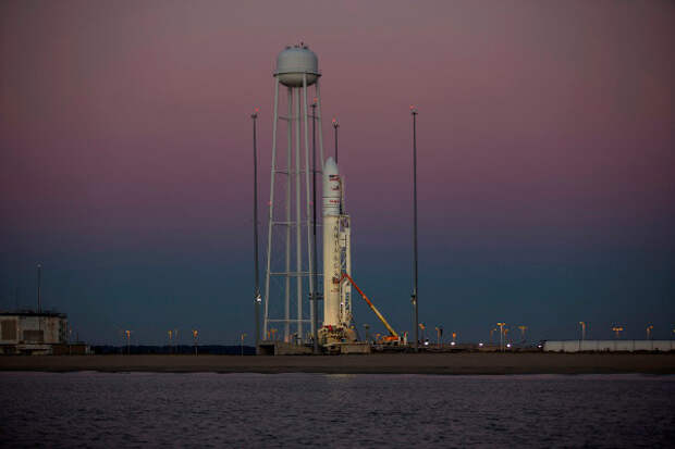 Ракета-носитель Antares на пусковой площадке