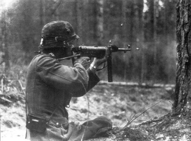 Немецкий солдат ведёт огонь из пистолета-пулемёта МР-38 Великая отечественая война, архивные фотографии, вторая мировая война