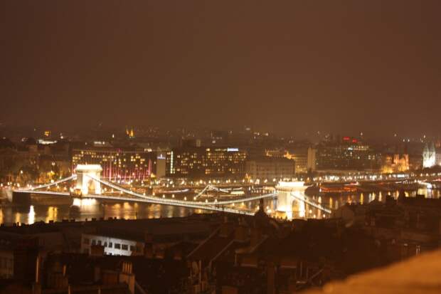 Вид на Цепной мост со стен Рыбацкого бастиона в Будапеште