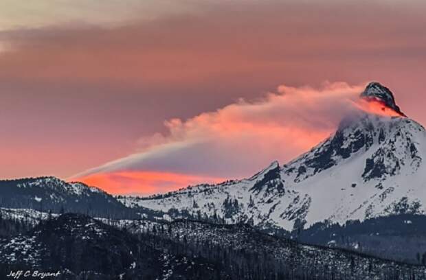 Красота облаков над горами при закате солнца.