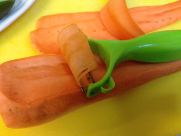 Морковь и свежие огурцы нарезать тонкими и длинными лентами