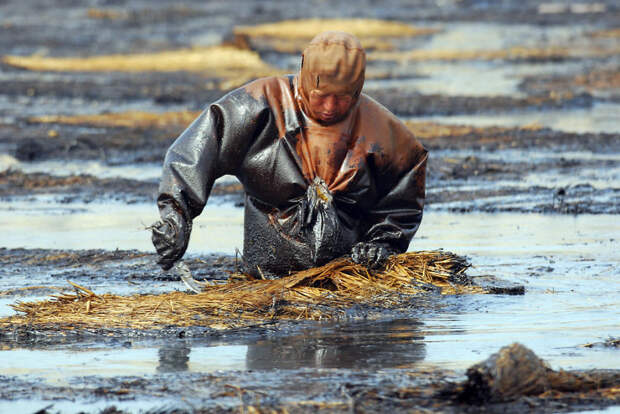 15. Рабочий убирает разлившуюся нефть, порт Далянь, Ляонин загрязнение, мир, фото