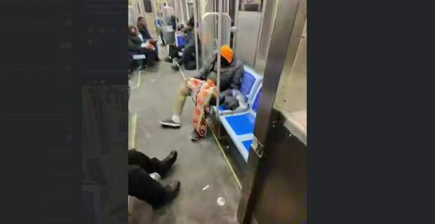 Общественный транспорт Чикаго. Спят усталые бездомные...