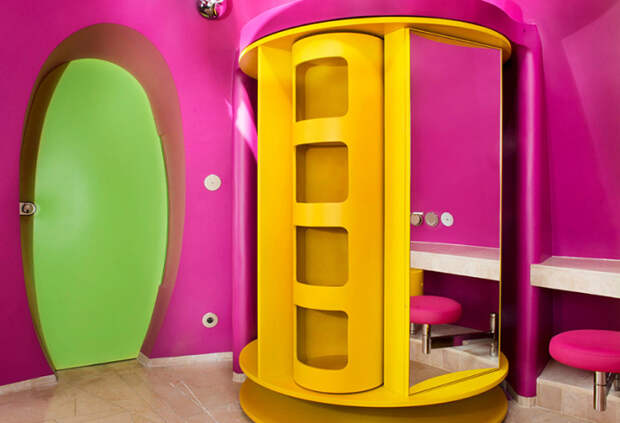 Palais Bulles. Яркий интерьер.