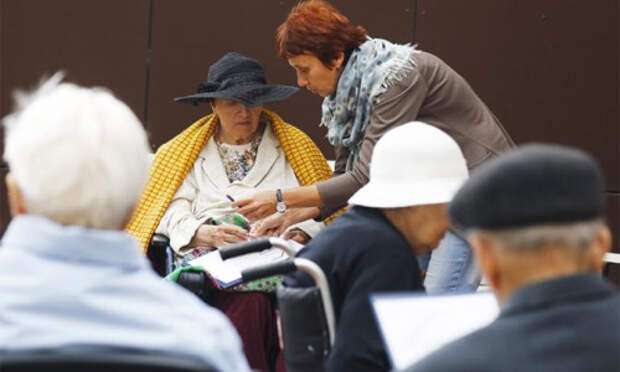 Лишив стариков пенсий, власть заставит детей платить им алименты