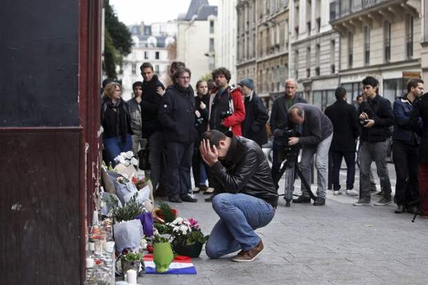 Всего теракты произошли в шести районах Парижа. На фото: у кафе Carillon, Париж, 14 ноября